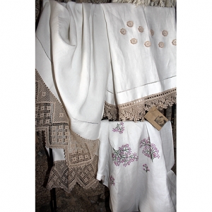 Toalha em linho com renda e bordado